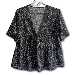 Woman’s Blouse Short Sleeve Tie Front Cropped Flowy Floral Navy Woman’s Size L